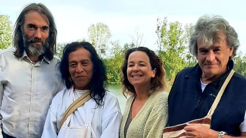 Le mathématicien Cédric Villani, le gouverneur kogi Arregocés Conchacala, Anne-Cécile Bras et Éric Julien, fondateur de l'association française Tchendukua.
