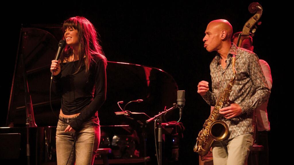 Gabrielle Cavassa et Joshua Redman sur scène à Berlin, le 6 novembre 2023.
