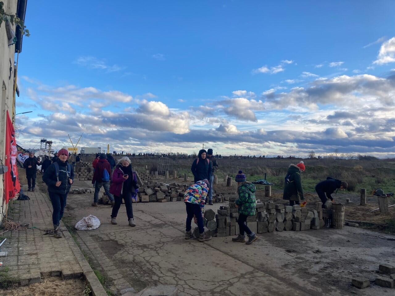 Ce dimanche, les habitants des villages alentours sont venus en famille prêter main forte pour construire des obstacles et ainsi ralentir l’avancée des policiers en cas d’évacuation de Lützerath.