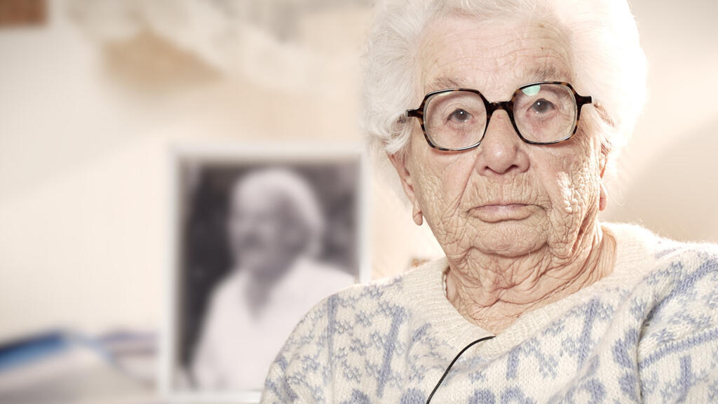 Esther Senot, 97 anos en 2025, é sobrevivente dos campos de concentração nazistas.