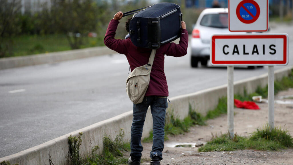 Un migrant transporte ses maigres bagages à son départ du camp démantelé de Calais, appelé la «jungle», octobre 2016.