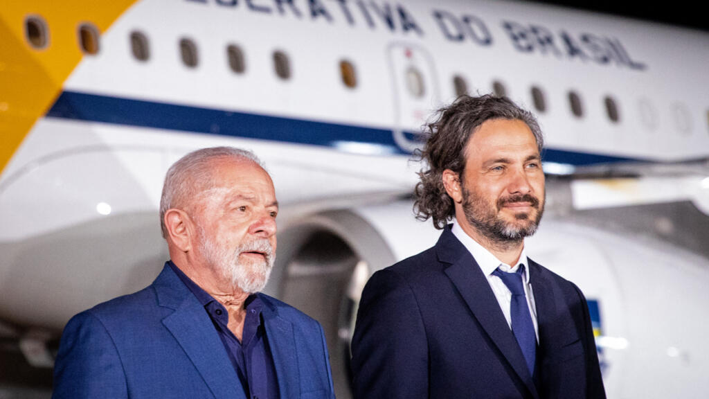 Presidente brasileiro Luiz Inácio Lula da Silva acompanhado pelo Ministro das Relações Exteriores da Argentina Santiago Cafiero na sua chegada em Buenos Aires, em 22 de janeiro de 2023.