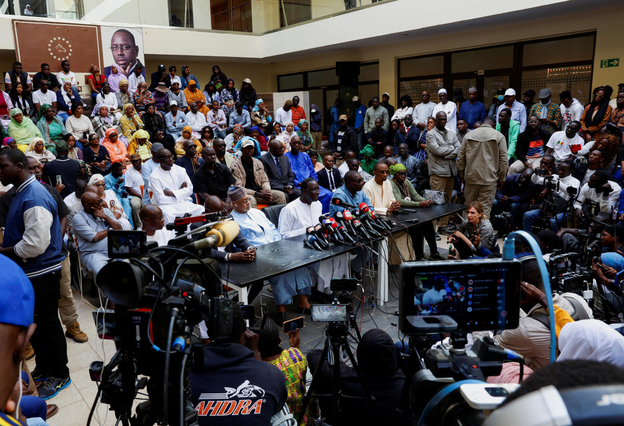 Le candidat de la coalition au pouvoir au Sénégal, Amadou Ba, s'exprimant lors d'une conférence de presse au cours de laquelle il a reconnu sa défaite à l'élection présidentielle sénégalaise, au siège de son parti, à Dakar, Sénégal, le 25 mars 2024.
