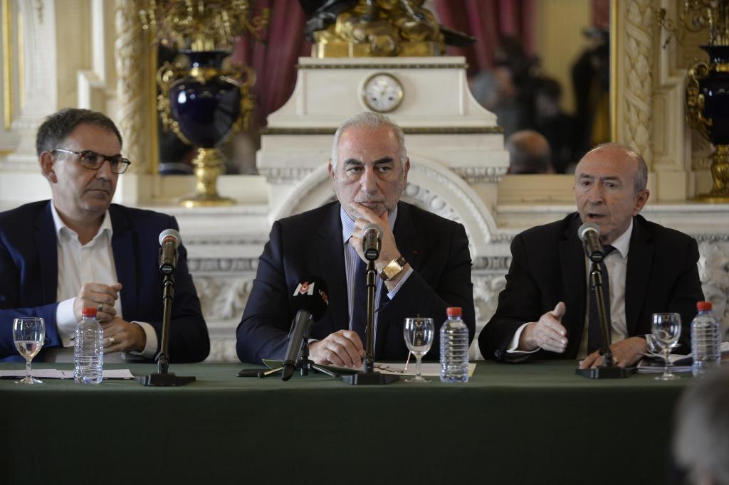 David Kimelfeld (à gauche), Georges Képénékian (au centre) et Gérard Collomb (à droite), lors d'une conférence de presse commune à Lyon, en octobre 2018.
