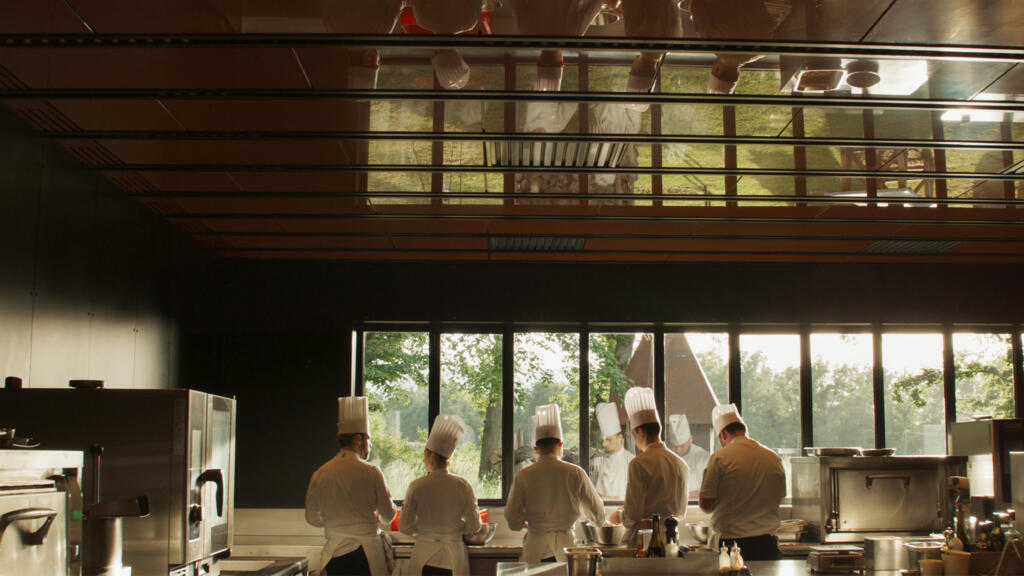 Dans les cuisines du restaurant gastronomique Le Bois sans feuilles à Ouches. Photo extraite du film « Menus Plaisirs » de F. Wiseman.