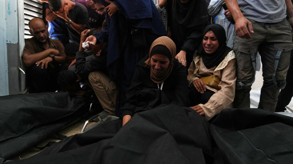 Des proches réagissent alors que les corps des Palestiniens tués par des tirs israéliens sont transportés à l'hôpital Al-Aqsa de Deir al-Balah, dans la bande de Gaza, le dimanche 19 octobre 2025 (Image d'illustration)