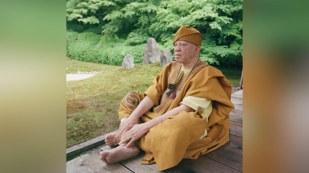 Le chanteur et poète militant mandingue Salif Keïta, signe son premier album acoustique à l'âge de 75 ans.
