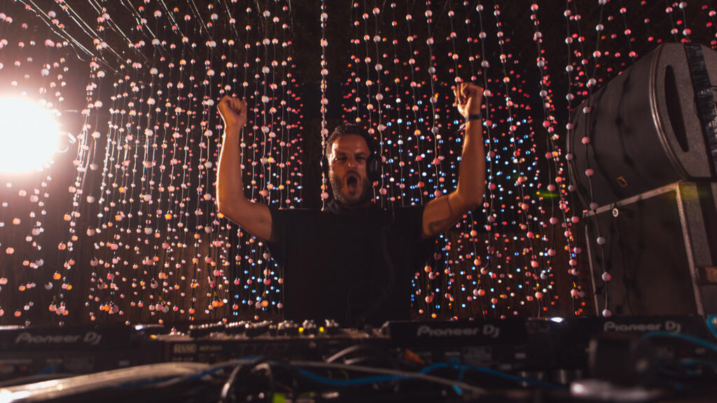 L’émérite dj et producteur marocain Amine K, derrière ses platines au Festival Oasis (pendant  les balances de son set).