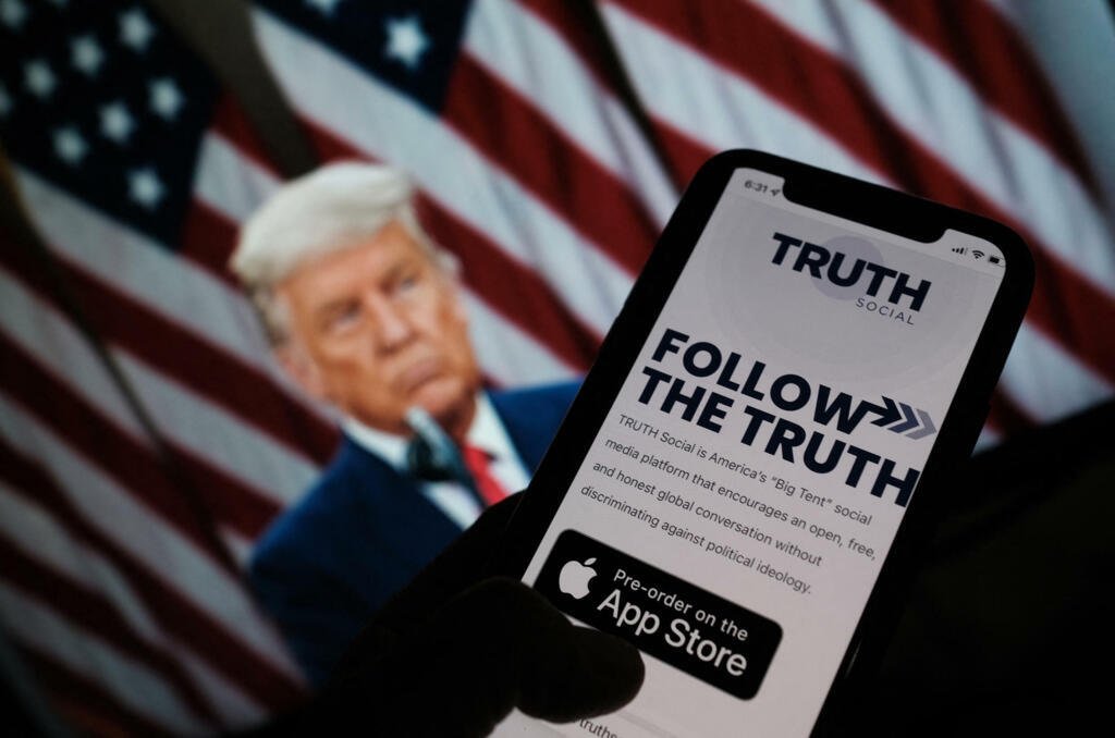 O ex-presidente americano Donald Trump lançou sua própria rede social, Truth Social, em fevereiro de 2022, após ser vetado no Twitter e no Facebook devido ao violento ataque de seus seguidores ao Capitólio, em janeiro de 2021.