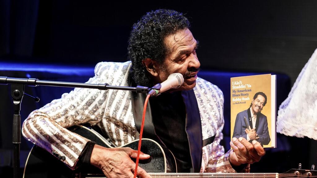 Bobby Rush ne perd pas une occasion de faire la promotion de son autobiographie (Paris, Duc des Lombards, 23 février 2024).