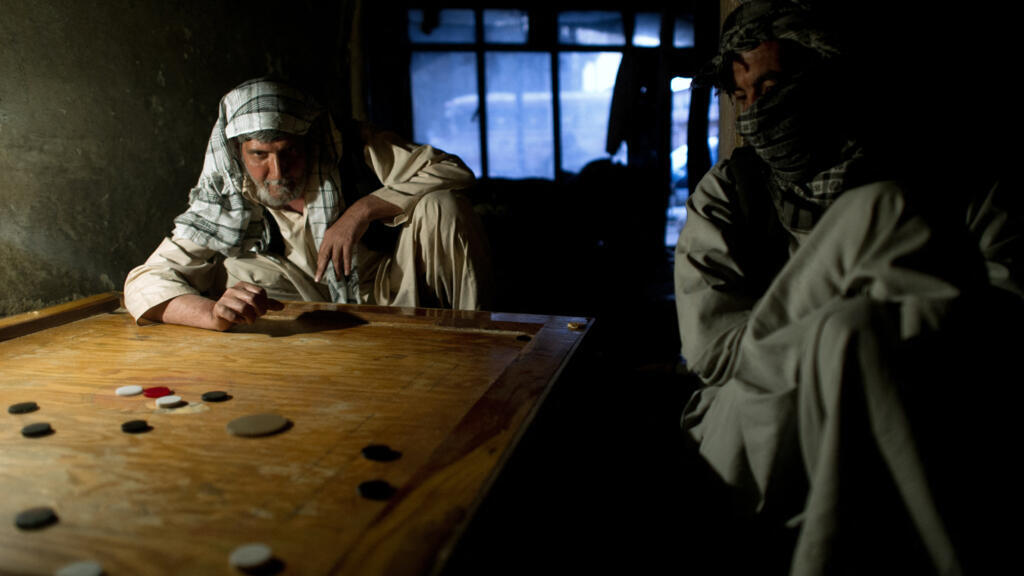 Un Afghan joue au carrom dans un salon de thé en début de soirée dans la vieille ville de Kaboul, le 8 avril 2012.