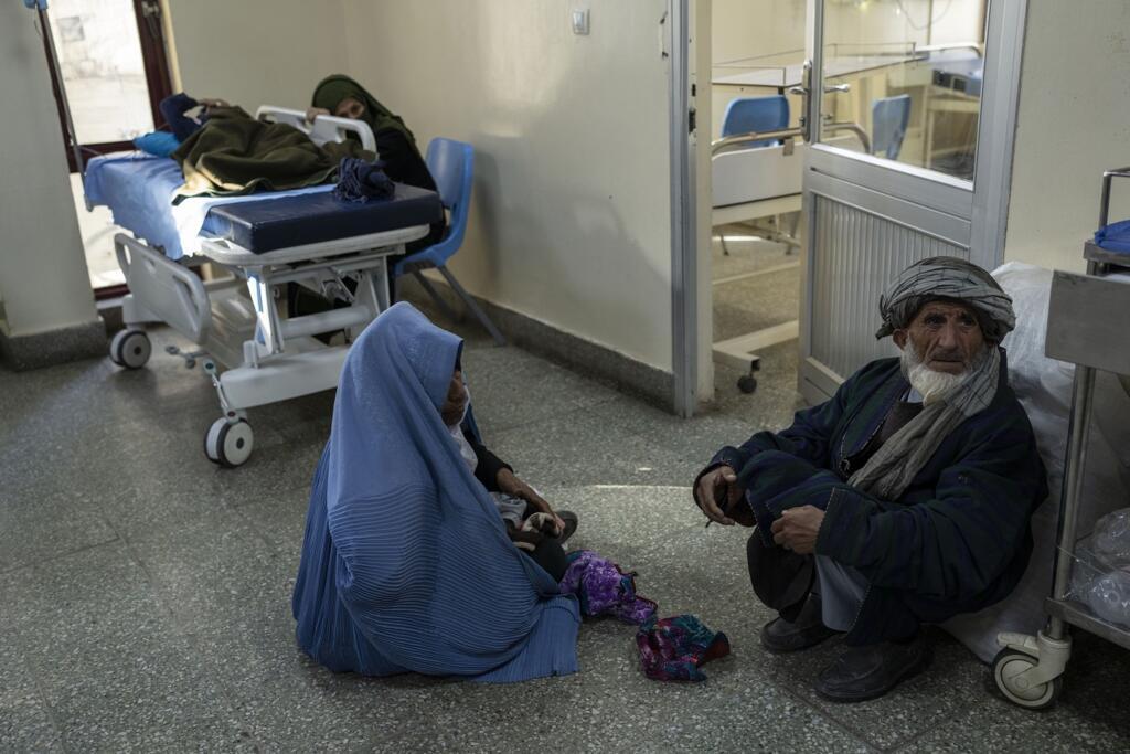 Le système de santé afghan est au bord de l'effondrement et ne fonctionne qu'avec l'aide des organisations humanitaires. ici dans l'hôpital pour enfants Indira Gandhi à Kaboul, en Afghanistan, le mercredi 8 décembre 2021.