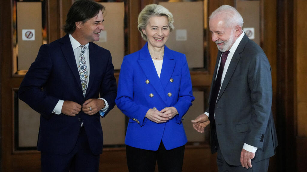 A presidente da Comissão Europeia, Ursula von der Leyen, ao lado do uruguaio Luis Lacalle Pou (à esquerda) e do presidente Lula.
