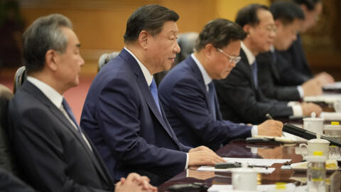 Le président chinois Xi Jinping (2e à gauche) et sa délégation, dont le ministre chinois des Affaires étrangères Wang Yi (à gauche), assistent à une réunion avec l'ex-Premier ministre de Vanuatu Charlot Salwai (absent de la photo) au Grand Hall du Peuple à Pékin, le 12 juillet 2024. (Image d'illustration)