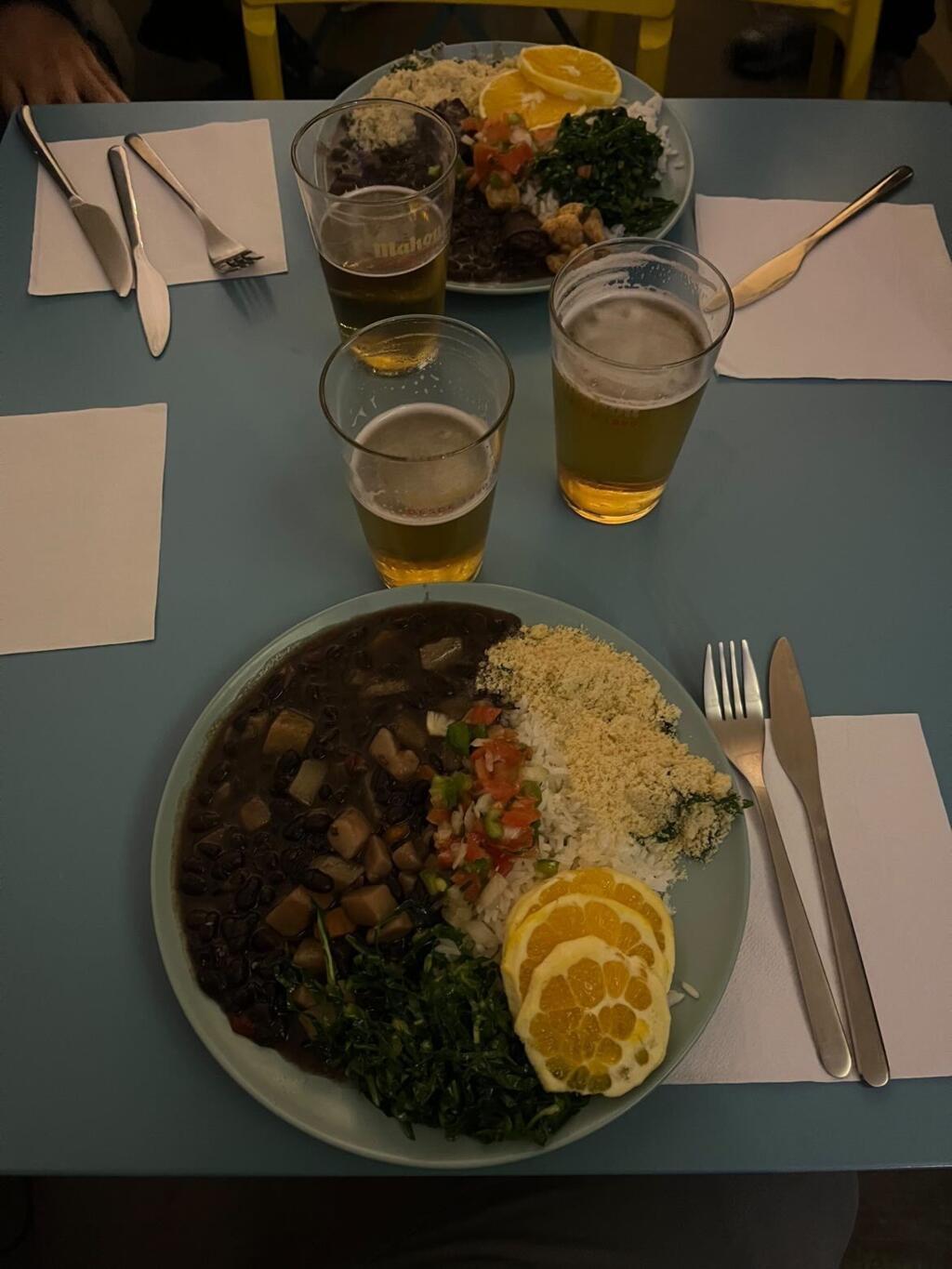 Feijoada brasileira durante a projeção do Cine Caipirinha em Madri.