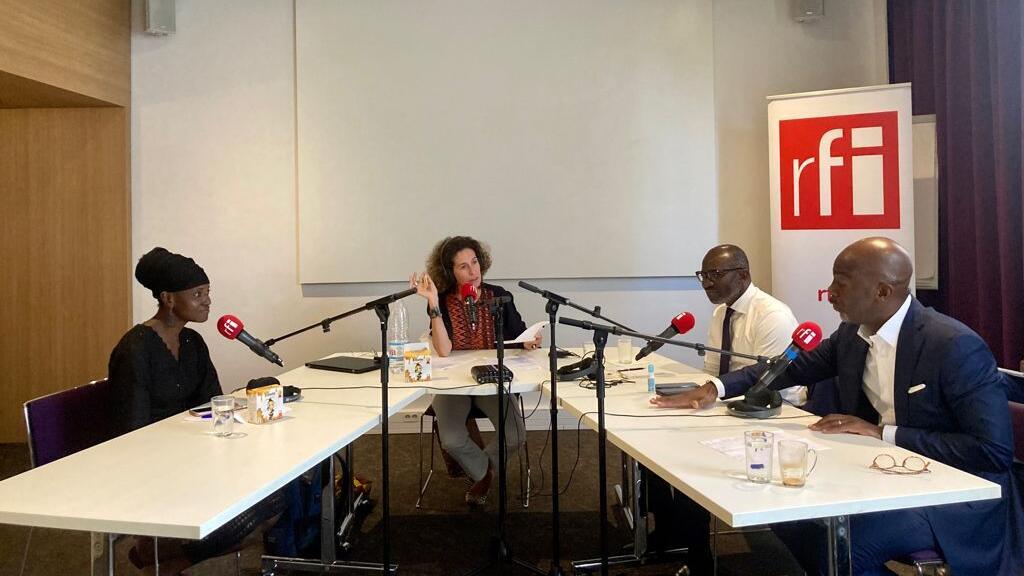 De gauche a droite : Mabré Cissé, Emmanuelle Bastide, Didier Acouetey et Paul-Harry Aithnard, lors de l'enregistrement de l'émission à Abidjan, le 10 septembre 2021.