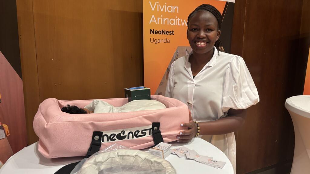 Vivian Arinaitwe présente son invention à Dakar, NeoNest, qui vient d’être distinguée par l’Académie royale d’ingénierie au Royaume-Uni.