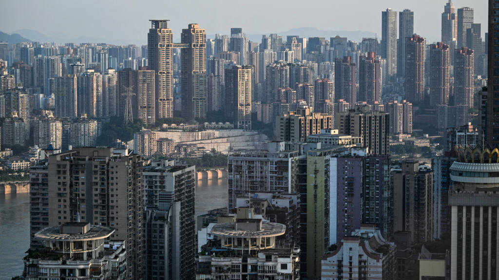 L'artiste Qi Hong a projeté les slogans « Renversez la tyrannie du parti communiste », « Reprenez votre liberté » sur la façade d'un immeuble de la ville de Chongqing, en Chine.