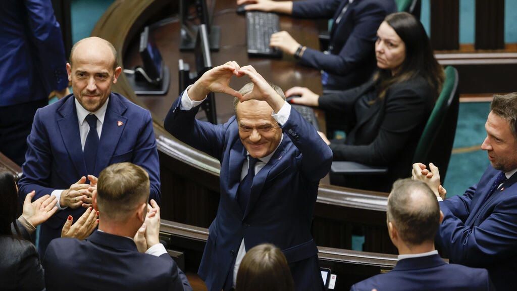 Donald Tusk faz um coração com as mãos após ser eleito primeiro-ministro da Polônia, no Parlamento de Varsóvia, Polônia, na segunda-feira, 11 de dezembro de 2023.