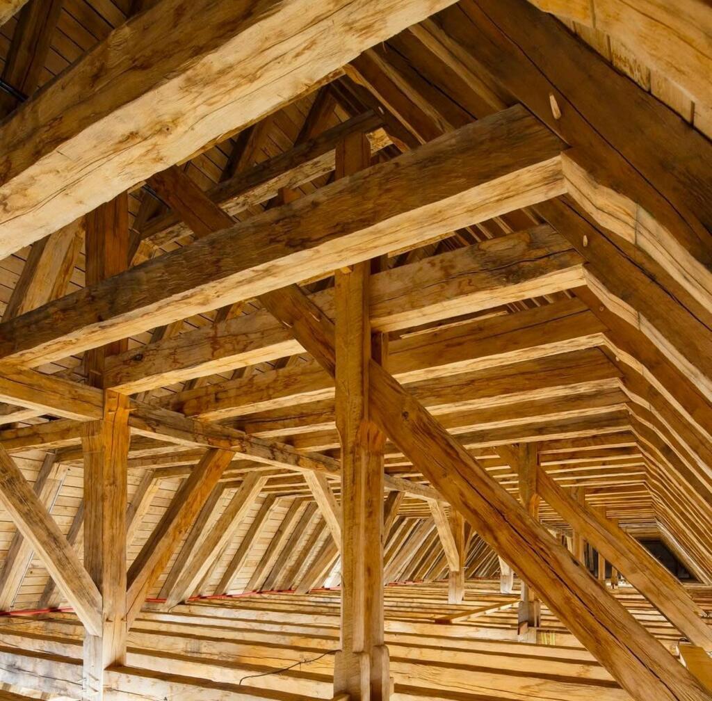 Grand comble - charpente de la nef reconstruite à la main par les charpentiers.