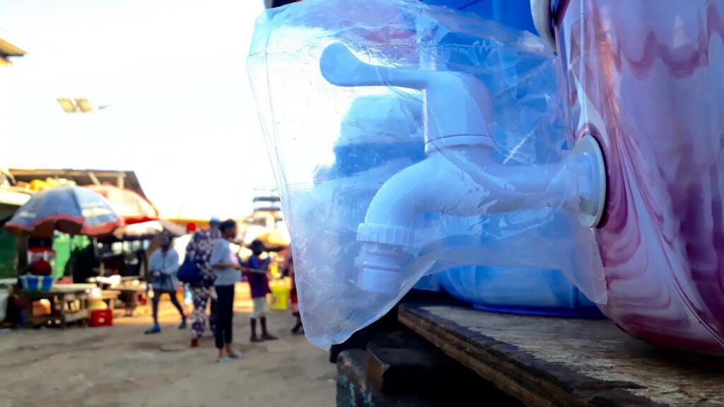 Un kit de lavage des mains en vente sur un marché de Conakry.