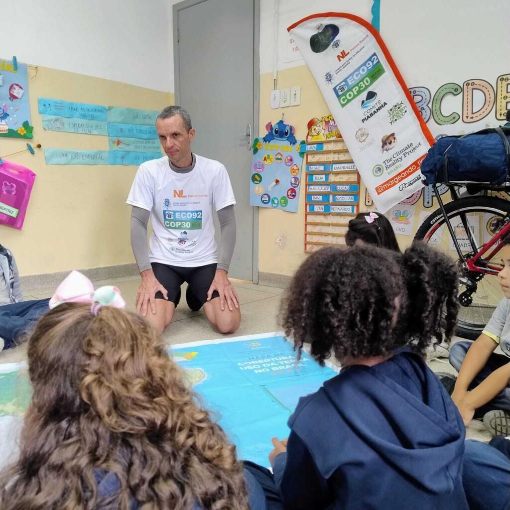 O ativista em atividade com crianças de uma escola durante a expedição pelos biomas brasileiros.