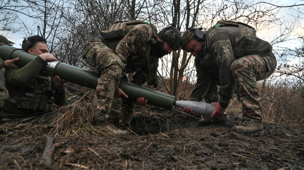 Wanajeshi wa Ukraine wakiwa katika uwanja wa vita karibu na mji wa Toretsk, huku kukiwa na shambulio la Urusi dhidi ya Ukraine, katka jimbo la Donetsk, Ukraine tarehe 20 Desemba 2024.