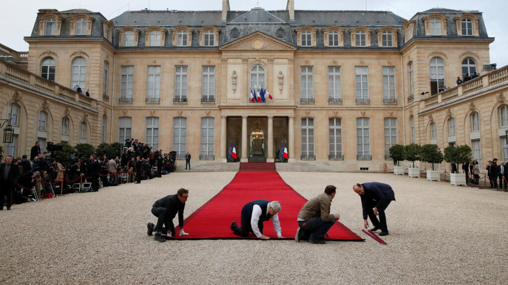 On installe le tapis rouge à l'Elysée, le 14 mai 2017.