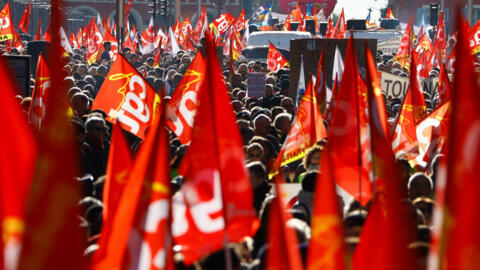 Face au mouvement citoyen du 10 septembre, les confédérations syndicales restent globalement prudentes, même si elles sont de plus en plus incitées par leurs bases à prendre position. Ici, des drapeaux de la CGT lors d'une manifestation le 19 janvier 2023. (Image d'illustration) 