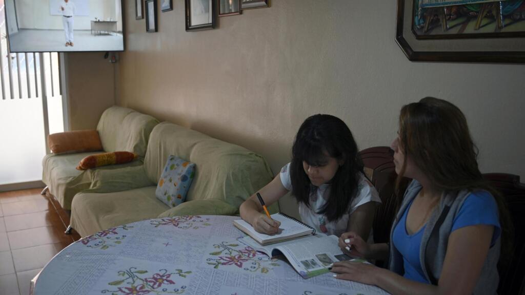 Quelque 30 millions d'étudiants mexicains ont entamé une nouvelle année scolaire lundi avec des cours diffusés à la télévision en raison de la nouvelle pandémie de coronavirus.