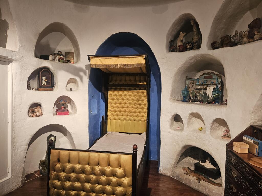 La chambre de Michèle Prévert, la fille de Jacques Prévert, et son lit tiré du décor du film Notre Dame de Paris (1956).