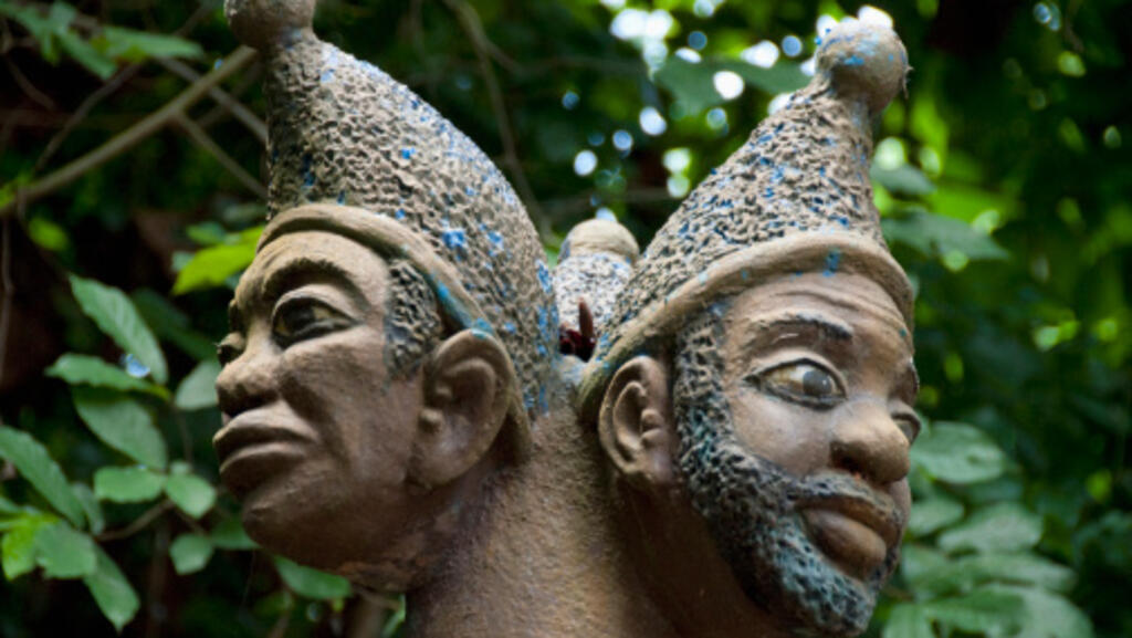 Statue de divinité vaudou à 3 têtes dans la forêt sacrée de Kapasse, Ouidah.