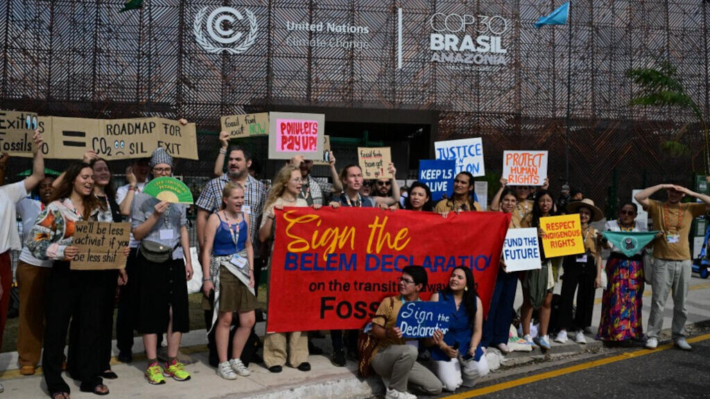 La militante française pour le climat Camille Etienne (à gauche) et d'autres activistes participent à une manifestation devant le site de la COP30, la Conférence des Nations Unies sur les changements climatiques, à Belém, dans l'État du Pará, au Brésil, le 19 novembre 2025.