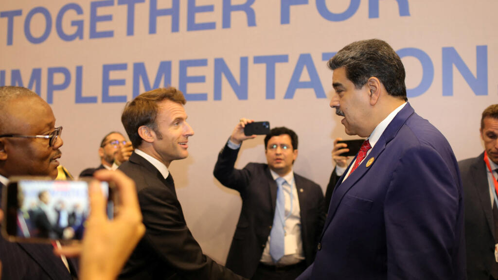 Opresidente francês Emmanuel Macron e o venezuelano Nicolás Maduro durante a COP 27, em Sharm-el-Sheikh, no Egito.