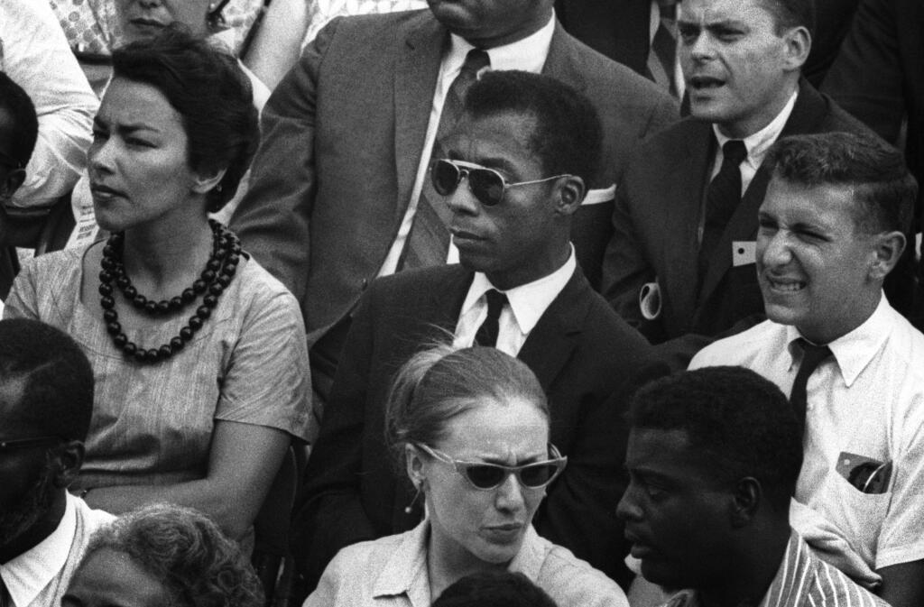 James Baldwin (au centre).