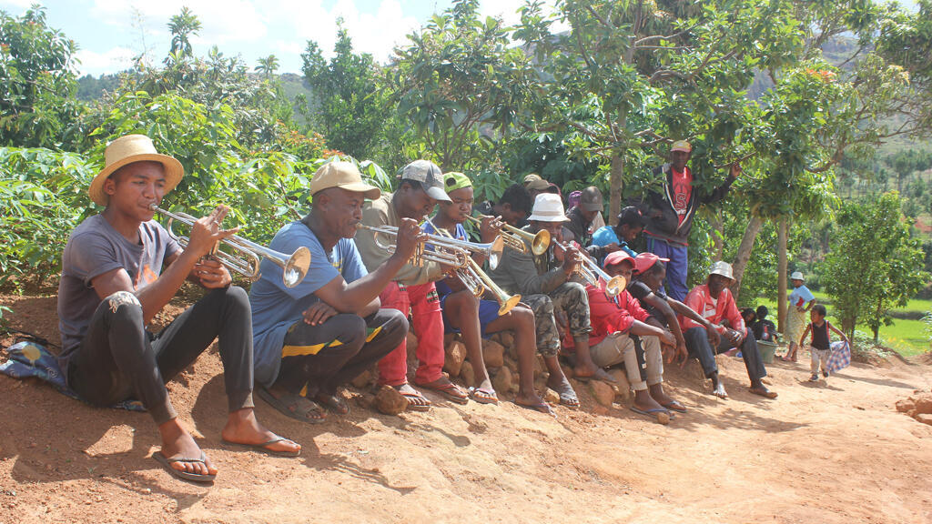 Dans le village de Mandrosoa, la troupe Ramilison Besigara Zanany, l'une des plus renommées de Madagascar, répète son nouveau spectacle de Hiragasy.