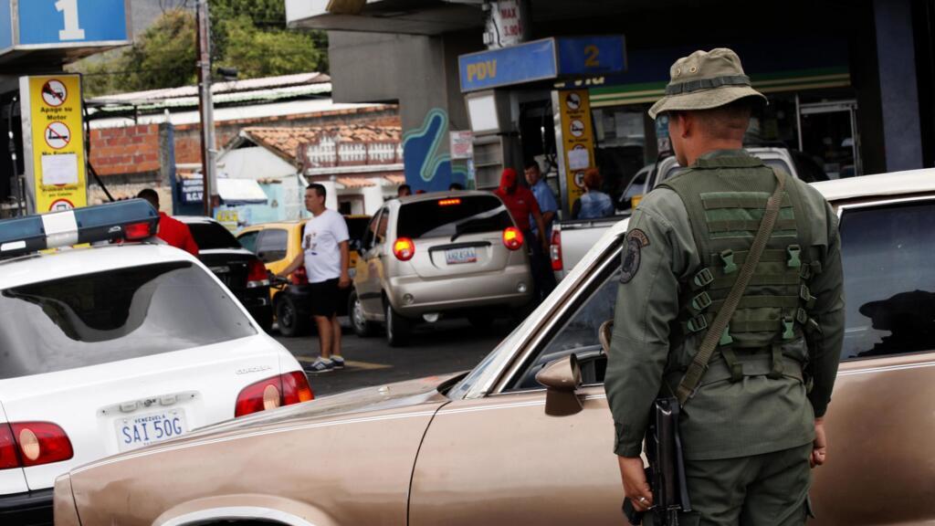 Militares controlam acesso a postos de gasolina na Venezuela, em meio à escassez de combustíveis.