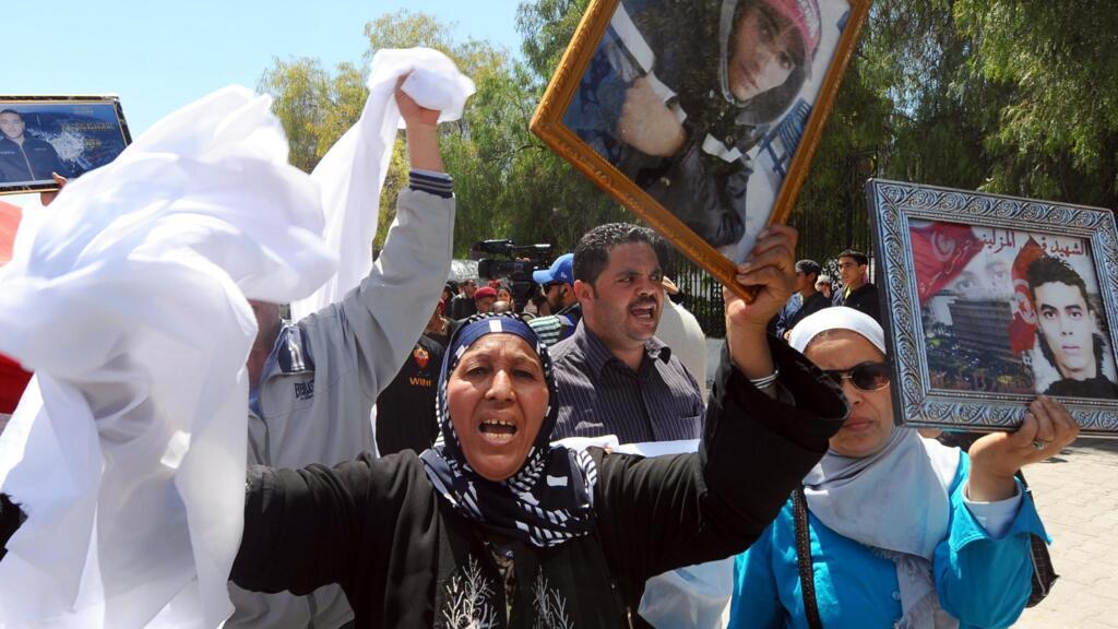 Depuis 2011, les familles des victimes de la révolution demandent une reconnaissance officielle des blessés et des martyrs. Ici, lors d'une manifestation à Tunis, en 2014.