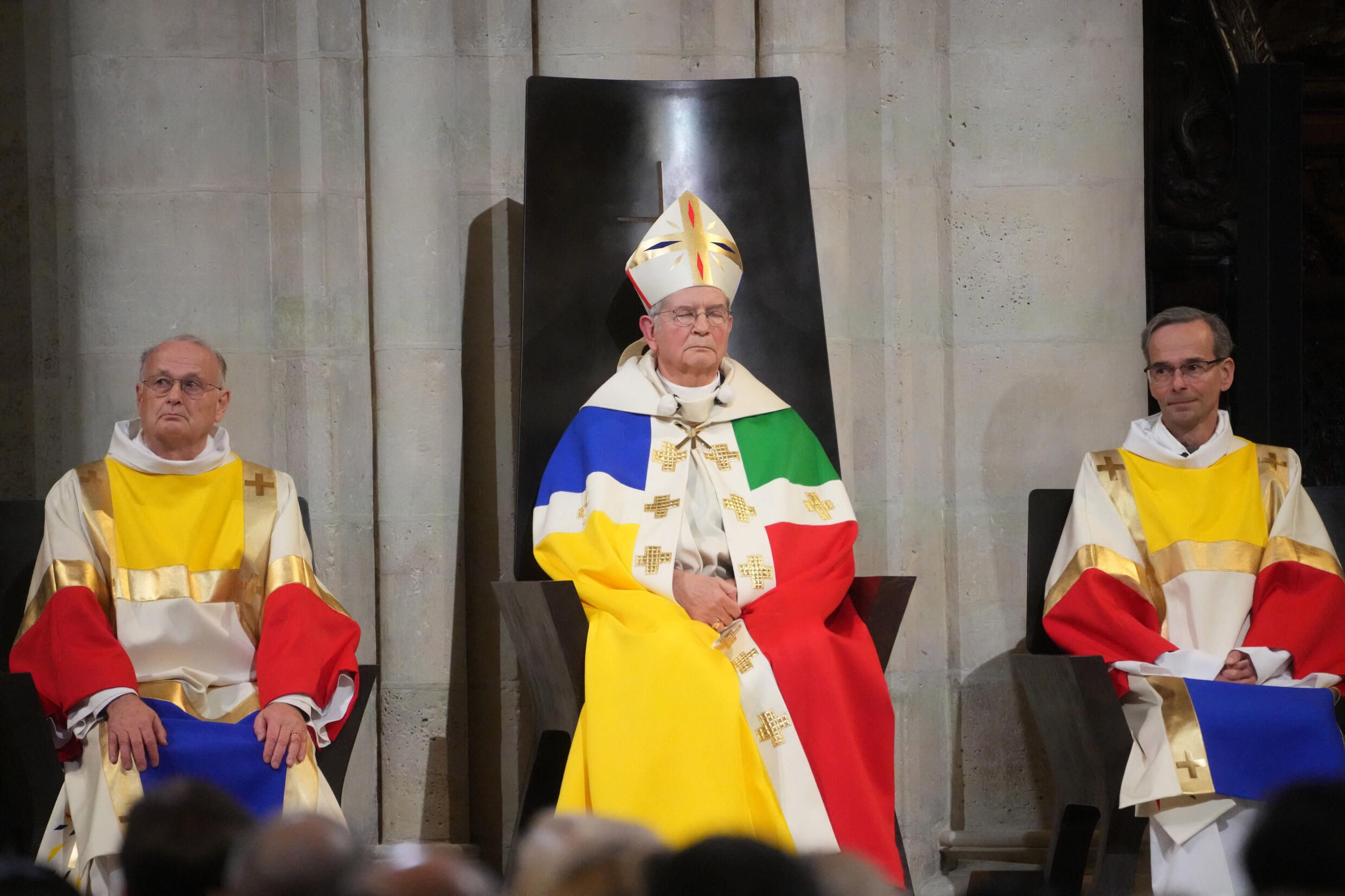 O Arcebispo de Paris Laurent Ulrich (C) durante a cerimônia para marcar a reabertura da Catedral de Notre-Dame, no centro de Paris. Em 7 de dezembro de 2024. (Foto de Thibault Camus/POOL/AFP)