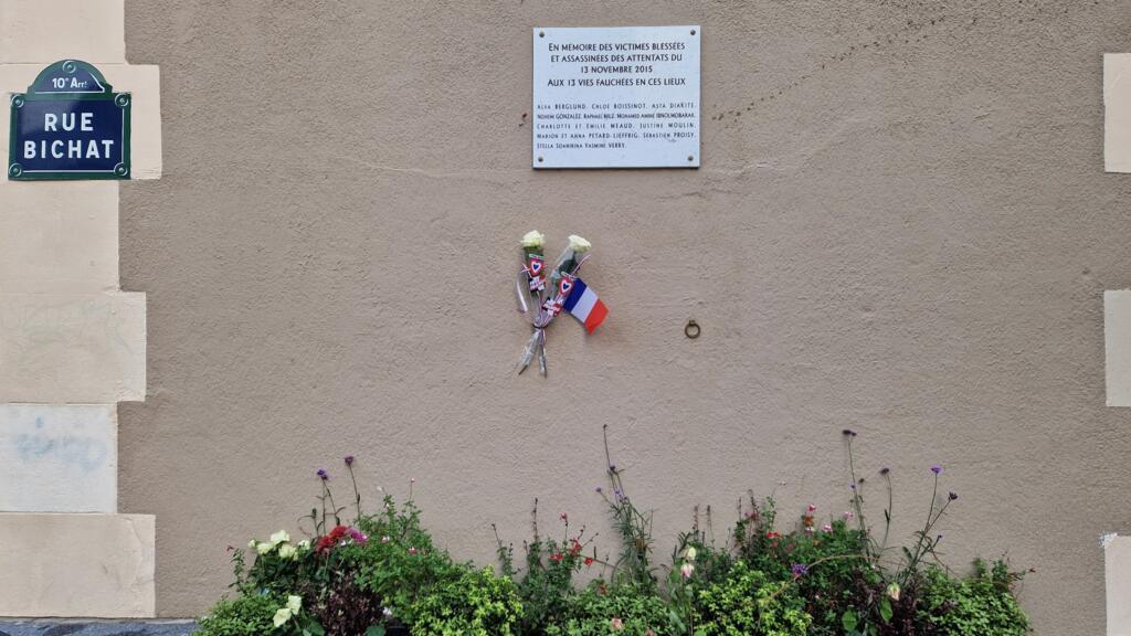 Place du café Le Petit Cambodge et Le Carillon. 12 novembre 2025.