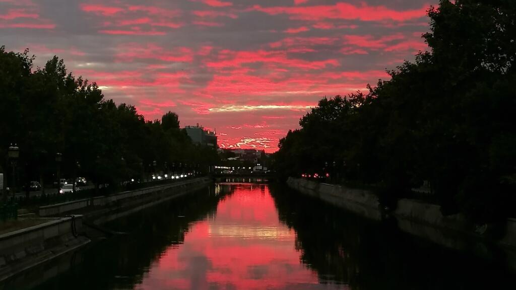 Râul Dâmbovița, pe fundalul unui apus de soare, în București