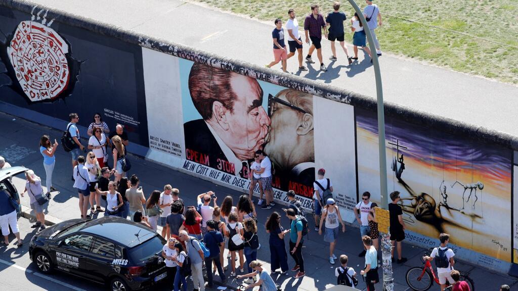 Graffiti représentant l'ancien dirigeant soviétique Leonid Brejnev embrassant son homologue est-allemand Erich Honecker le long de la East Side Gallery, la plus grande partie restante de l'ancien mur de Berlin, à Berlin, en Allemagne, le 23 août 2019.