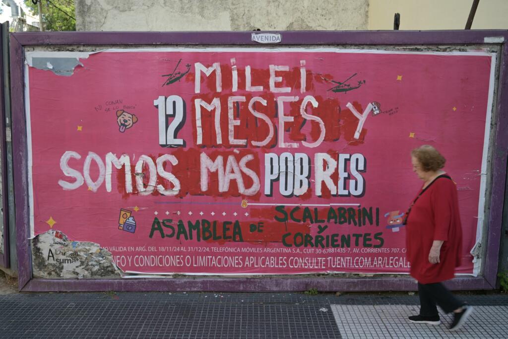 Cartaz de rua feito pela “Assembleia de Scalabrini Ortiz e Corrientes” contra o governo do presidente argentino: “Milei, 12 meses e estamos mais pobres”, no primeiro aniversário do governo de Milei, em Buenos Aires, em 10 de dezembro de 2024.