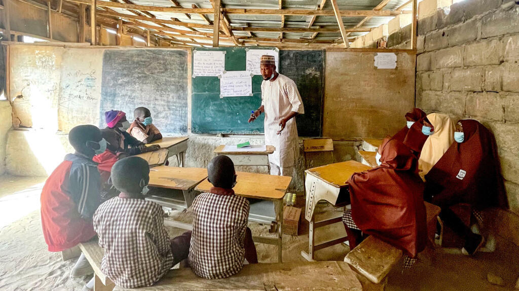 Des enfants participent à un club de la paix dans leur école islamique de Maiduguri.