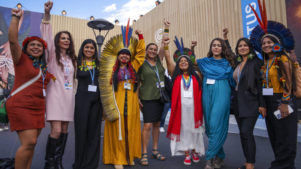 A ativista indígena Sonia Guajajara (quarta à direita), depois de uma apresentação sobre Mulheres Indígenas da Amazônia na COP27, em Sharm el-Sheikh, Egito. Segunda-feira, 14 de novembro de 2022.