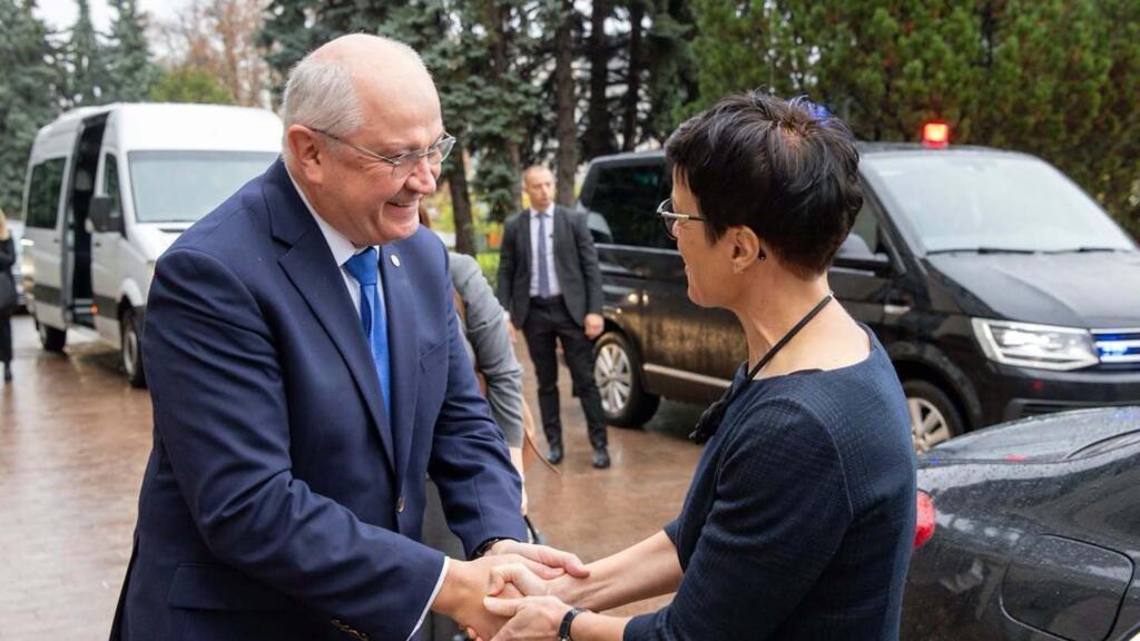 Premierul moldovean, Alexandru Munteanu, întâmpinând-o pe Marta Kos, comisara europeană pentru extindere, 11 noiembrie 2025.