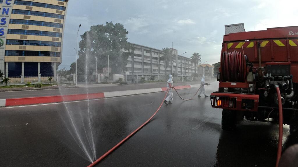 Des pompiers commencent les opérations de désinfection dans le quartier de la Gombe, à Kinshasa, le 12 avril 2020 (image d'illustration).