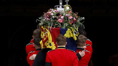 Le cercueil de la reine Elizabeth II entre dans la chapelle Saint-Georges, à Windsor.