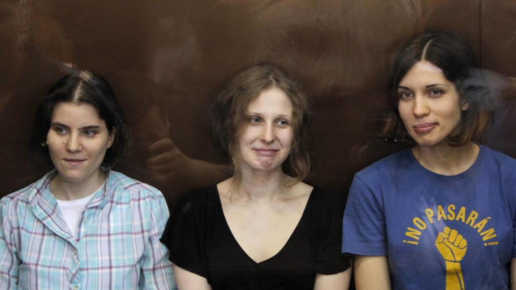 Les Pussy Riot, Nadezhda Tolokonnikova, Maria Alyokhina et Yekaterina Samutsevich, le 17 août 2012, lors de leur procès à Moscou. (Image d'illustration)