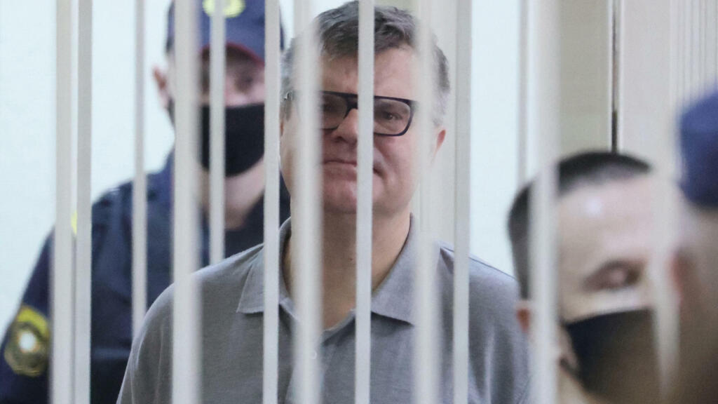L’opposant biélorusse Viktor Babaryko, dans une cellule pendant l’annonce de sa condamnation à la prison, le 6 juillet 2021, devant un tribunal de Minsk. (Image d'illustration)